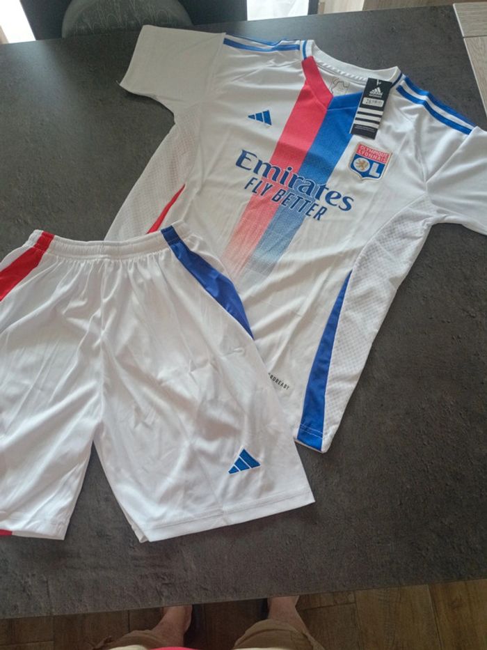 Tenue foot olympique lyonnais Lyon blanc. T.28