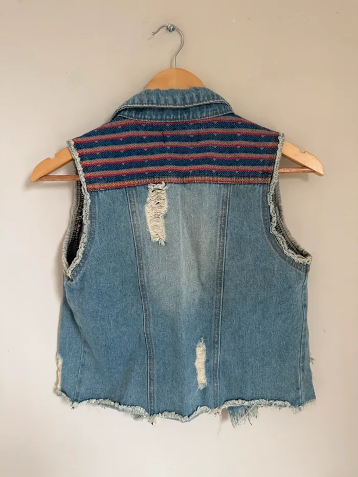 Veste en jean sans manches broderie - photo numéro 2