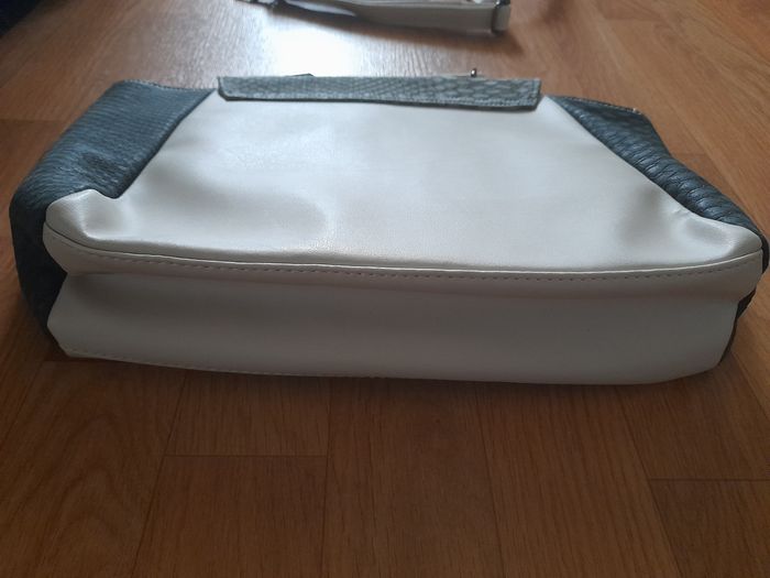Sac à main avec bandouillère neuf Avon - photo numéro 3