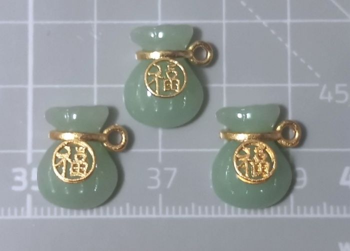 3 x breloques pendentifs "Petite bourse porte bonheur" en verre et métal doré - photo numéro 2