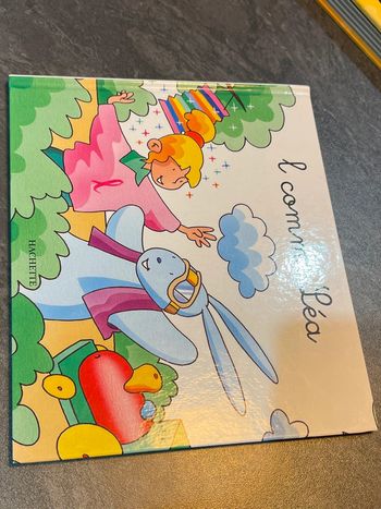 Livre jeunesse l comme Léa