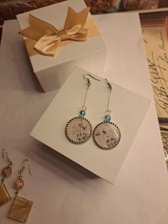 Boucles d'oreilles pendante en résine florale - photo numéro 9