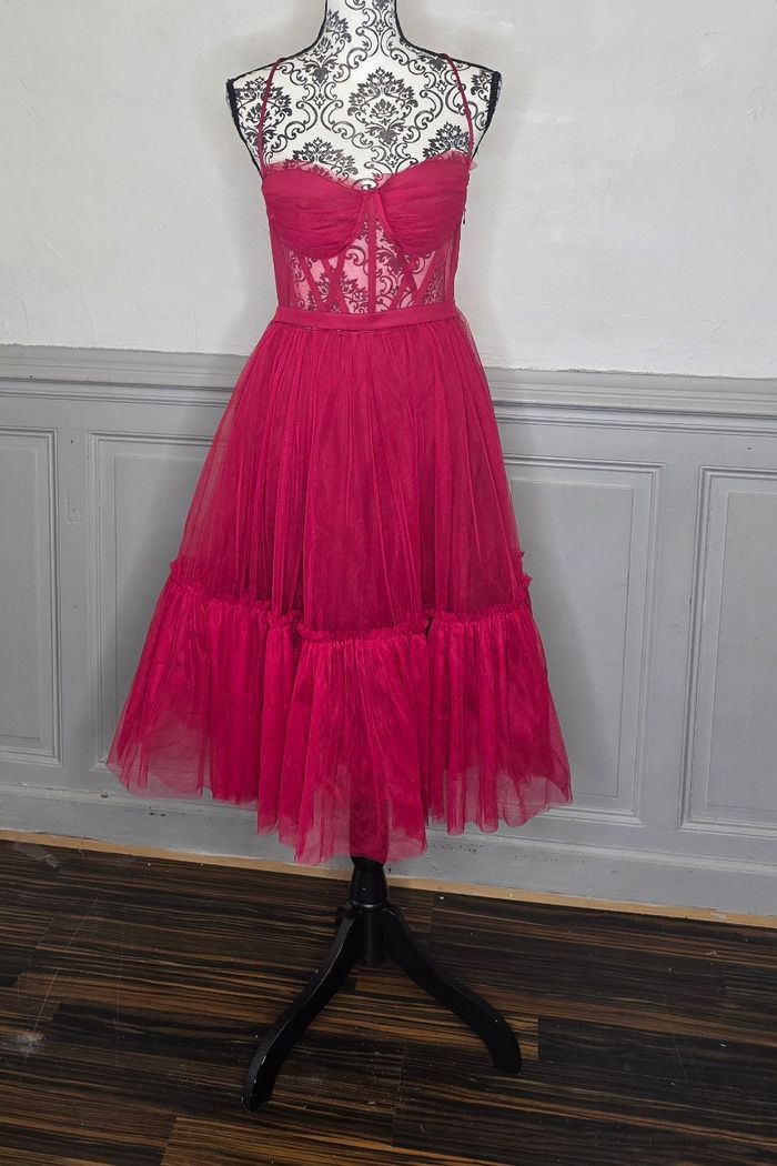 Robe soiree midi en tulle framboise à bustier dentelle et bretelles croisées taille 38