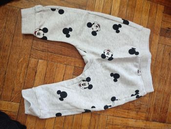 Pantalon Mickey taille 9 mois de chez h&M