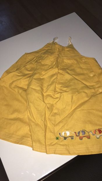 Robe jaune avec de la broderie absorba
