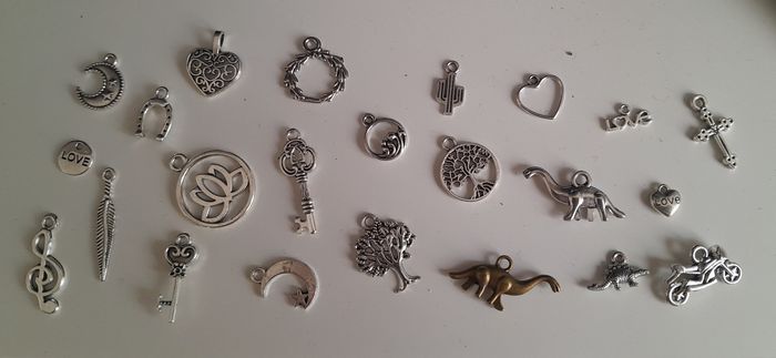 Lot de 22 breloques