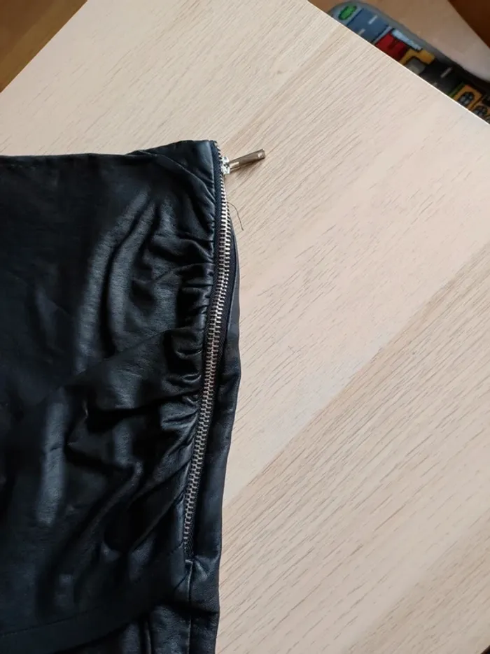 Mini jupe en simili cuir noir Zara XS - photo numéro 3