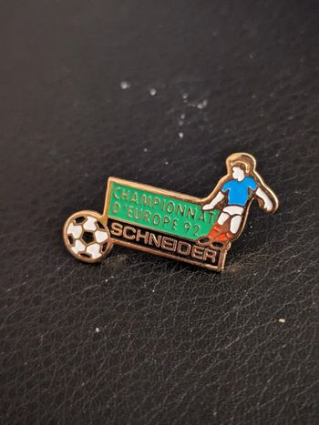Pin's Euro 92 Football Schneider signé AB