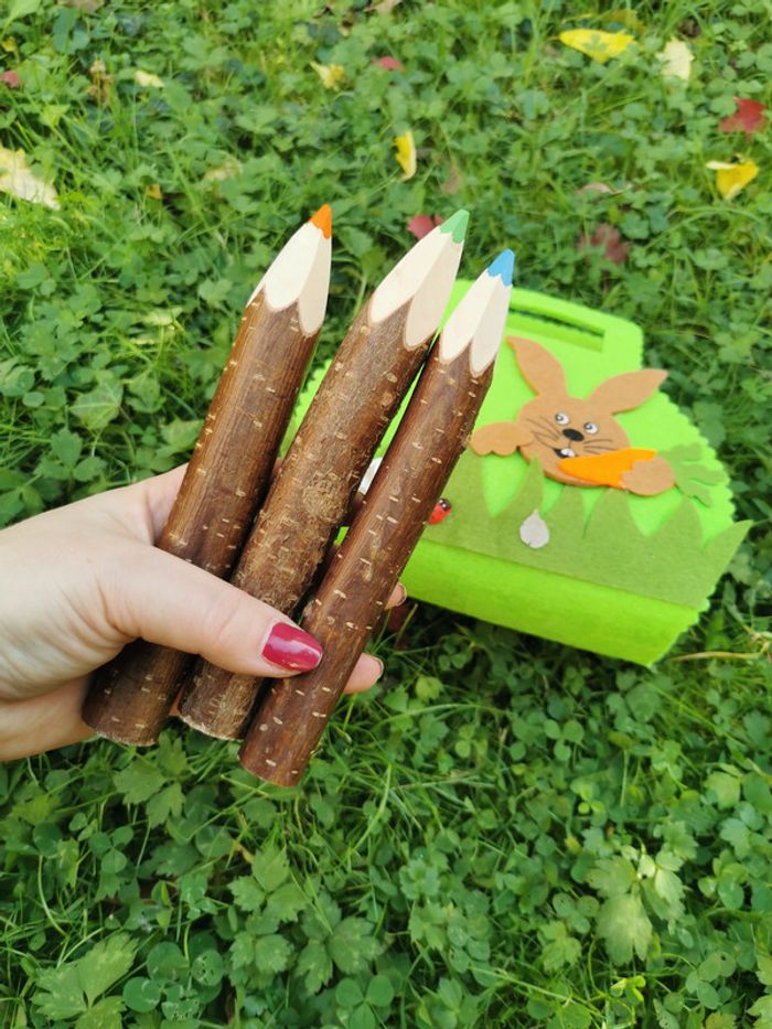 Petit sac en feutrine vert avec les gros crayons de clouleur - photo numéro 2