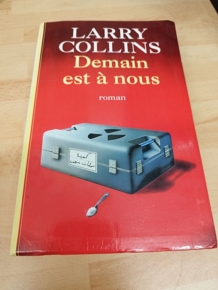 LARRY COLLINS

Demain est à nous

roman