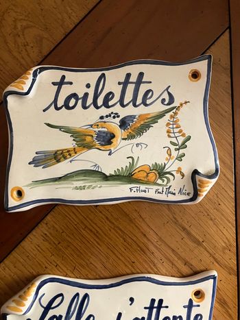 Plaques « Toilettes » et «  Salle d’attente »