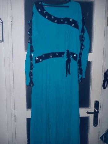 Robe longue bleu avec ornements taille m