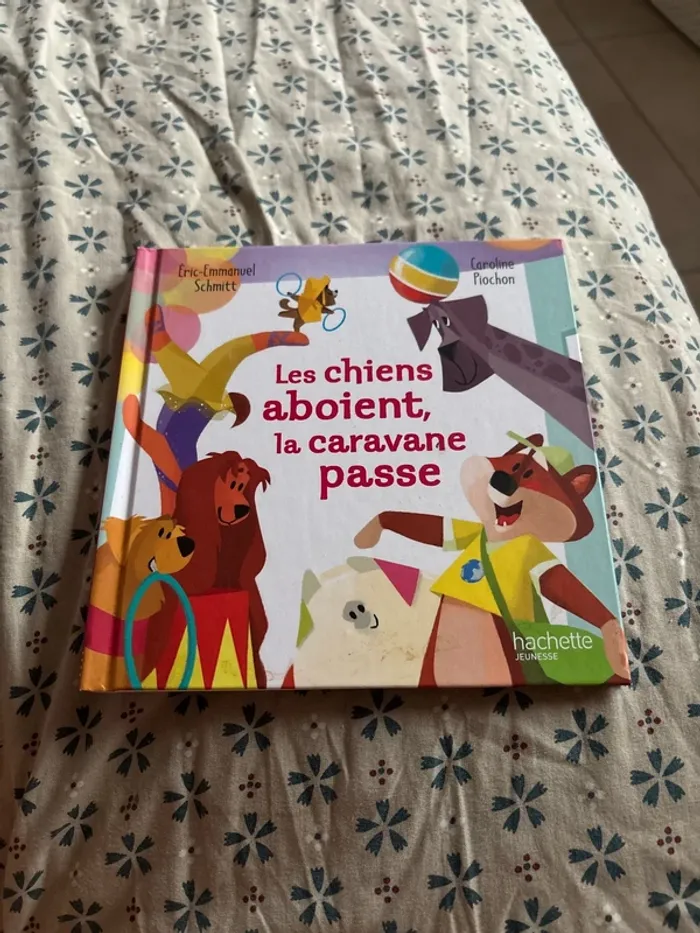 Les chiens aboient la caravane passe