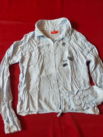 Jolie chemise avec noeud en bas et motif sympa brodé  rayures bleu clair et blanc