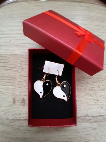 Boucles d'oreilles, coeurs, yin et yang, noires et blanc, dorées