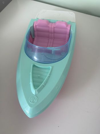Vend jeep et bateaux barbie