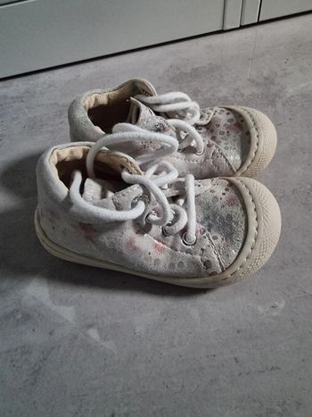 Chaussures blanches à bulles multicolores