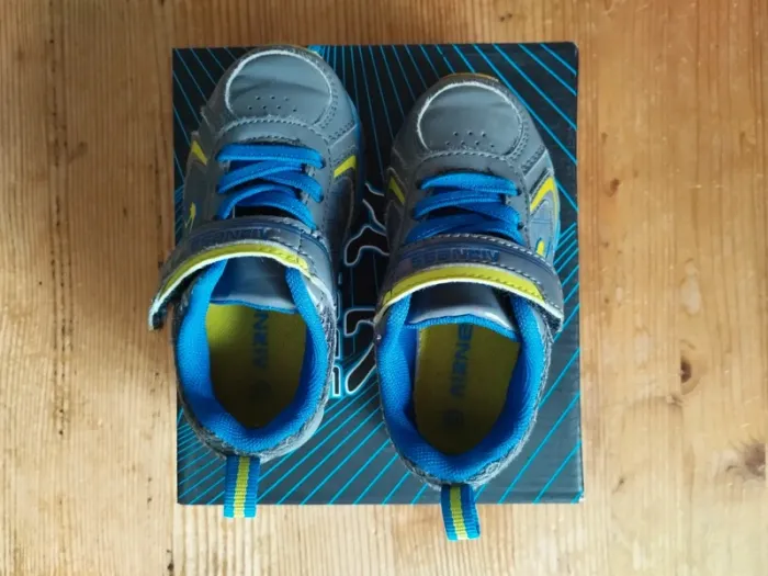 Baskets enfant Airness – Pointure 23 – Grises & bleues avec détails jaunes - photo numéro 4