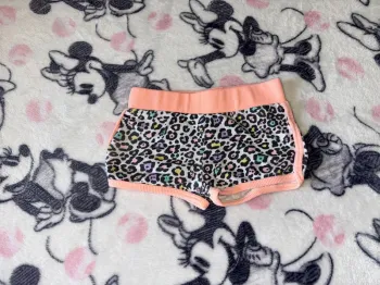 Short fille