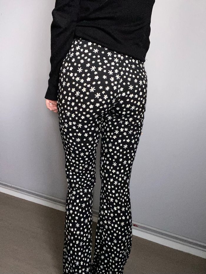 Pantalons noir à motif fleuri Kiabi taille s - photo numéro 3