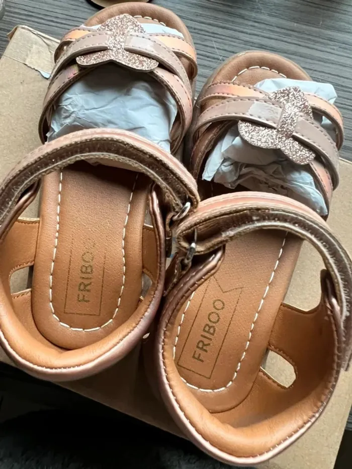 Sandalettes Friboo rose nacrées et pailletées 28 neuves - photo numéro 3