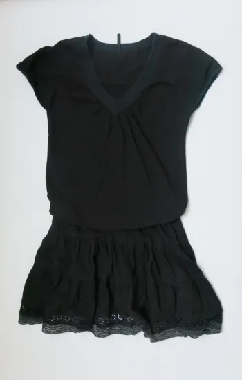 Petite robe noire avec dentelle