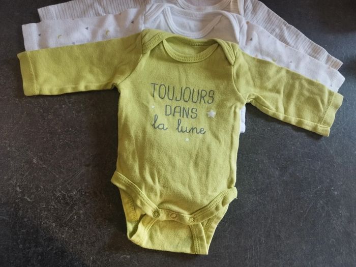 Lot bodies "toujours dans la lune" 1 mois - photo numéro 2