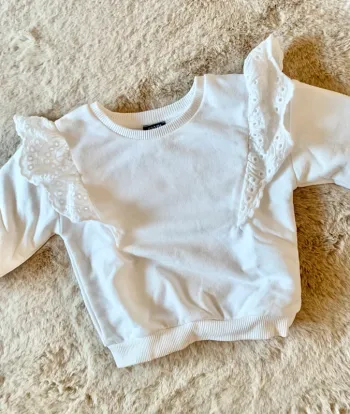 Sweat blanc volanté KIABI – 12 mois (74 cm / 10 kg)