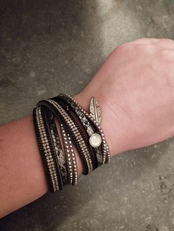 Bracelet manchette cuir strass et breloque