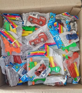 Lot de 91 jouets tout neuve encore sous blister 