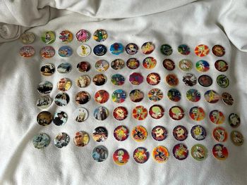 Lot d'une centaines de pogs