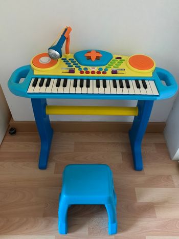 Piano avec micro et  tabouret