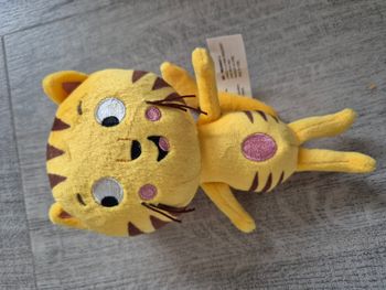 Peluche petit chat jaune Moustache éditions Auzou
