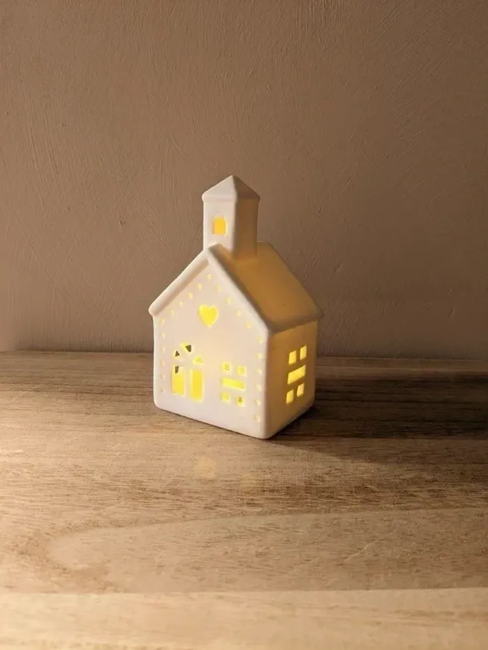 Petite église blanche lumineuse en céramique avec éclairage LED.
