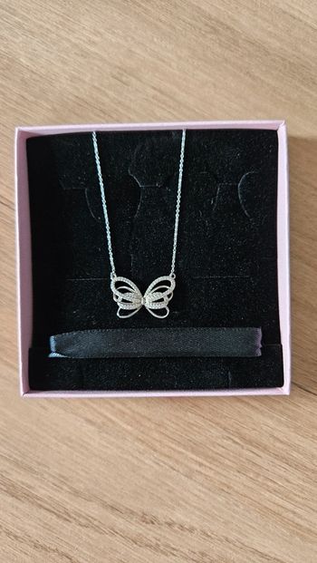 NEUF Collier nœud papillon, argent.
Maty
