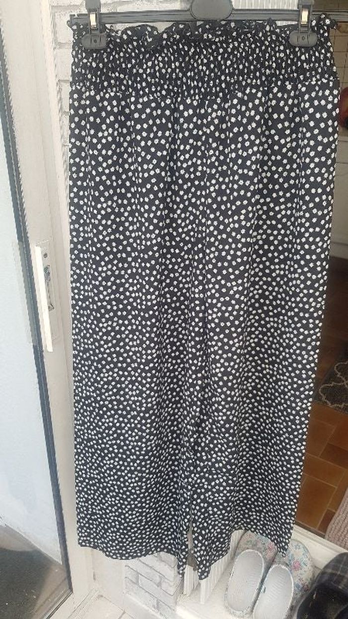Pantalon large noir parsemé de petites fleurs