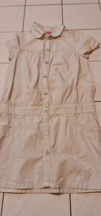 Robe avec bouton devant