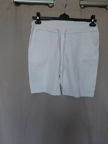 Très beau short blanc femme  T U 