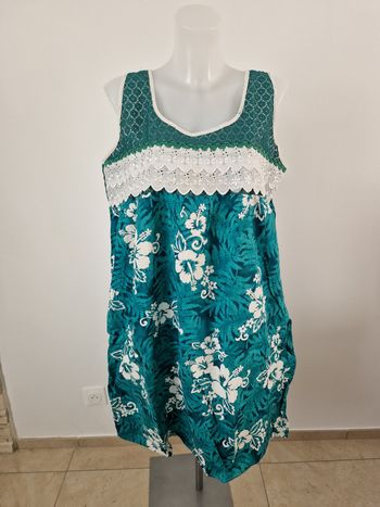 Robe polynésienne verte à fleurs blanche avec détail dentelle
