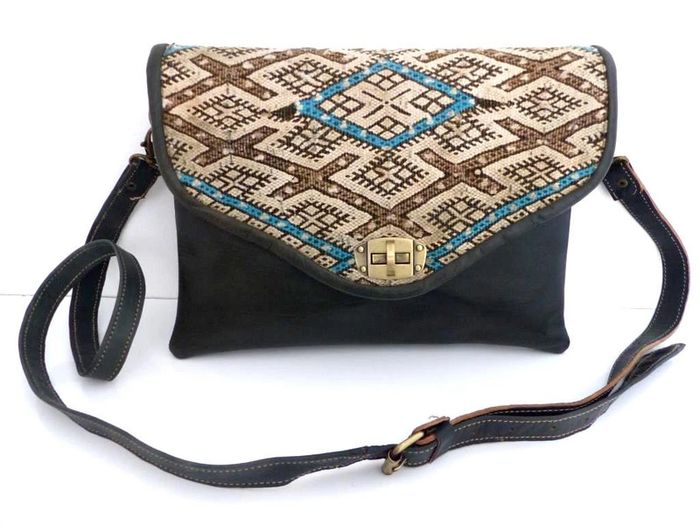 Sac bandoulière NEUF pochette cuir noir pleine fleur tannage naturel & Laine Kilim - Besace ethnique - photo numéro 2