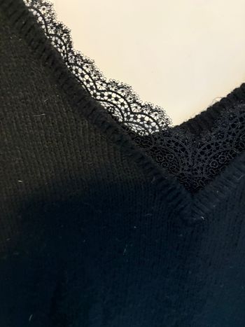 Pull V devant et derrière dentelle noire