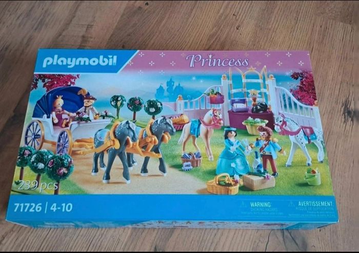 Boîte NEUVE Playmobil numéro 71726 avec calèche, prince, princesse et école d'équitation.
