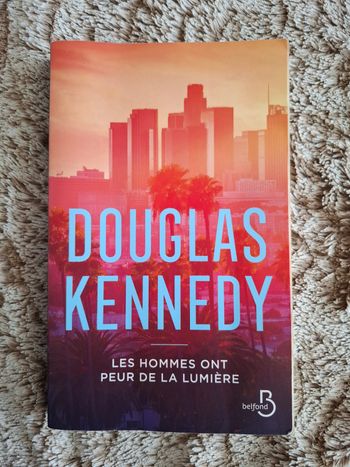 Thriller de Douglas Kennedy Les hommes ont peur de la lumière en bon état
