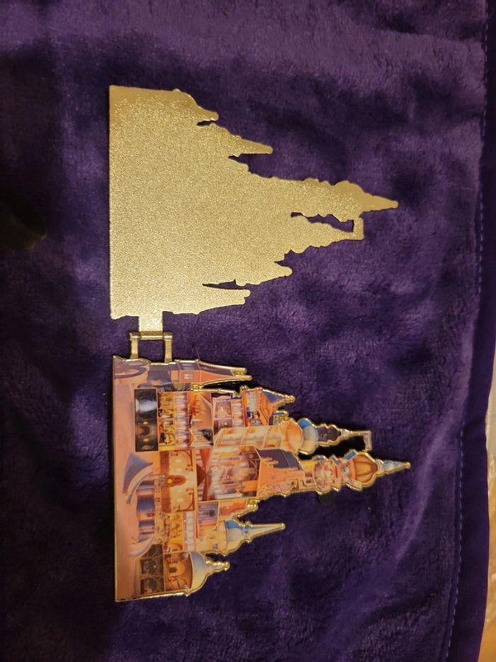 Grande broche pins château raiponce - photo numéro 3