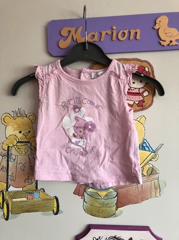 Tee shirt sans manches rose à motifs, taille 1 mois, marque Petit Kimbaloo.