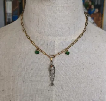 Collier Argenté & Doré – Pendentif Poisson et Pierres Émeraude