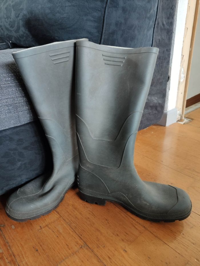 Paire de bottes de pluie de couleur vert kaki
Taille 42 - photo numéro 2