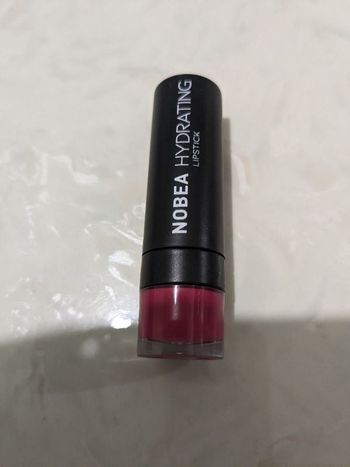 Rouge à lèvres Nobea rose fuchsia.