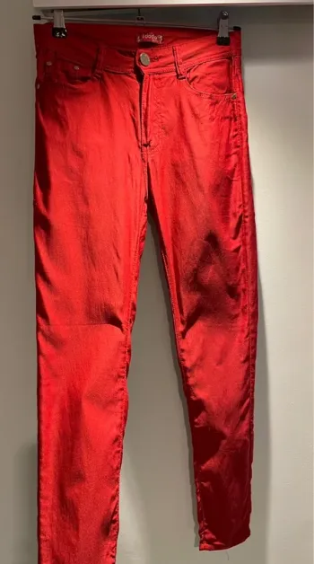 Pantalon rouge de marque idodo taille 38-M très bon état