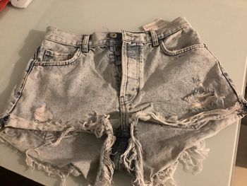 Short jean Bershka T 36 très bon etat